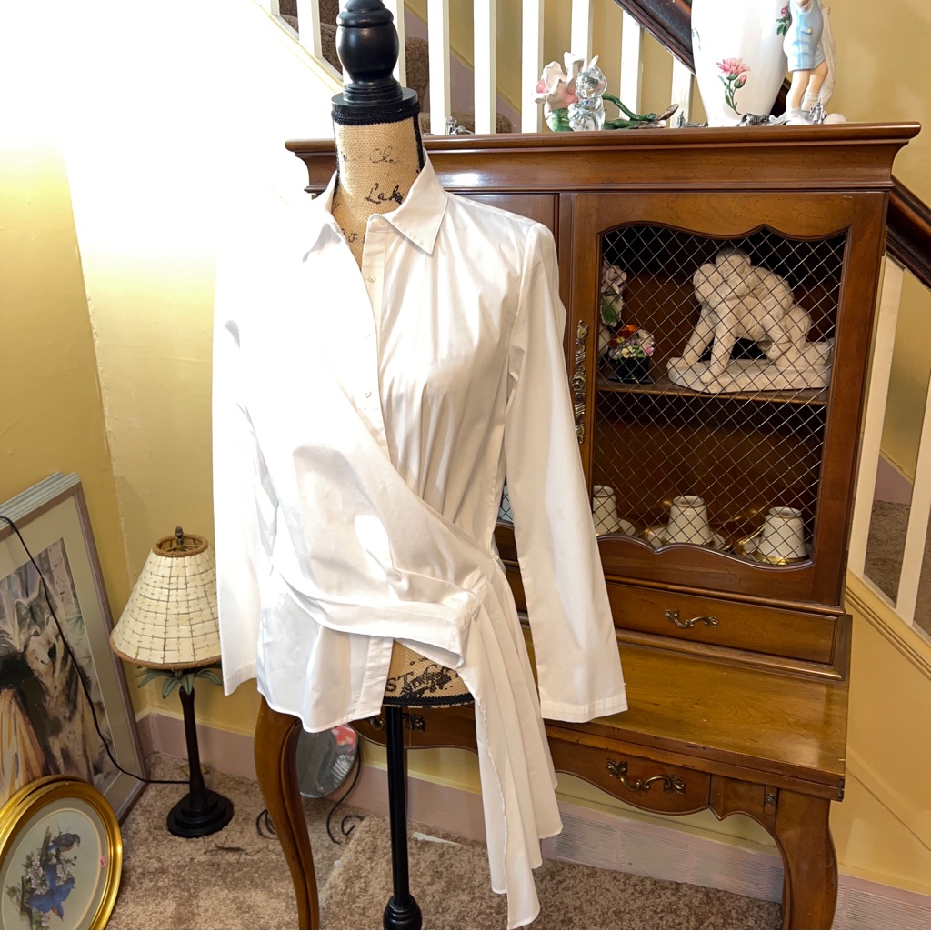 Artelier Nicole Miller Net White Top. Size S.